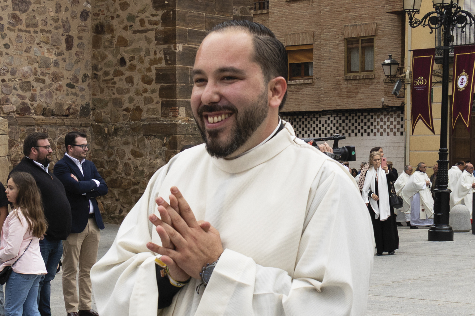 «El sacerdote está llamado a unir el altar y la calle»